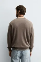 Jersey de punto de cashmere con corte regular fit, cuello redondo y manga larga. Presenta acabados en rib en puños y ruedo.