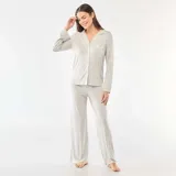Pijama de dos piezas confeccionado en tejido de punto suave y elástico. Incluye una camisa de manga larga con cuello solapa, cierre frontal de botones y un bolsillo en el pecho, junto con un pantalón de corte recto y ajuste cómodo.