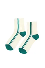 Par de medias de caña media en color crema con detalles de franjas verticales y puntera y talón en color verde.