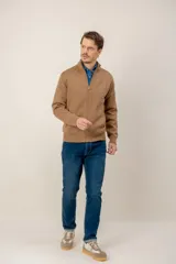 Campera tipo sweater de punto con cierre frontal completo, cuello alto y bolsillos laterales. Confeccionada en mezcla de lana y viscosa, con puños y ruedo acanalados.