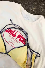 Conjunto de bikini compuesto por un corpiño triangular y una bombacha de corte clásico. El diseño presenta una combinación de colores en bordó, con detalles de ribetes en rosa y mostaza en los bordes y tirantes.