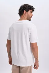 Remera manga corta de color blanco, confeccionada en algodón, con cuello redondo y una pequeña estampa rectangular en el pecho con la inscripción "Est.1990".