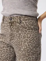 Jean de corte recto con estampado animal print en tonos beige y marrón. Cuenta con cierre frontal, bolsillos laterales y traseros.