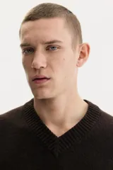 Buzo de punto suave con cuello en V, manga larga y terminaciones acanaladas en puños y cintura. Presenta un corte regular fit clásico.