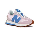 Championes New Balance 327, color rosa claro con detalles en gamuza rosa pálido y logo "N" lateral en azul. Cuentan con cordones blancos, lengüeta azul y suela de goma color caramelo.