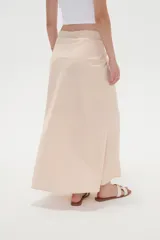 Falda larga color beige de modal, con cintura ajustable mediante cordón con detalles de cuentas en las puntas.