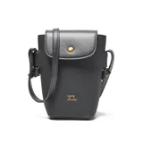 Bandolera pequeña color negro, de material símil cuero con textura, con solapa que cierra con broche metálico dorado. Presenta el logo 'XL' metálico en dorado en la parte frontal inferior. Incluye correa larga regulable y desmontable.