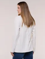 Blazer de lino y algodón color beige con diseño de rayas diplomáticas blancas, solapa clásica, cierre de un botón frontal y bolsillos laterales con solapa.
