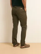 Pantalón clásico de corte recto, color azul marino, con bolsillos laterales inclinados y bolsillos traseros.