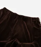 Pantalón de plush color marrón, de corte recto y tiro medio, con cintura elástica y textura acanalada.