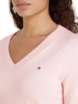 Sweater Tommy Hilfiger de punto color rosa claro, con cuello en V y logo bordado en el pecho.