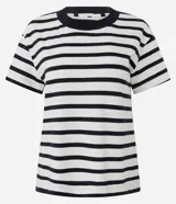 Blusa de corte boxy confeccionada en algodón, con diseño de rayas horizontales, cuello redondo de punto en color contrastante y mangas cortas.