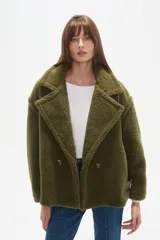 Campera corta de corderito color verde militar, con cuello solapa y cierre cruzado con botones marrones.