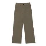 Pantalon de corte wide leg color verde oliva, con tiro medio, cierre frontal con botón y bolsillos frontales tipo cargo.