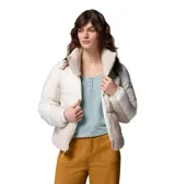 Campera puffer combinada en color blanco y beige, con paneles de tejido técnico y detalles en textura sherpa. Presenta cuello alto, cierre frontal completo, bolsillos laterales con cierre y puños elásticos.