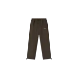 Pantalón de felpa estilo relaxed de Fear of God Essentials, color marrón oscuro, con cintura elástica con cordón ajustable, bolsillos laterales y detalle de logo bordado en la pierna izquierda.