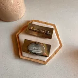 Broche para el pelo rectangular de alpaca color dorado con piedra de ágata natural.