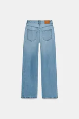 Jeans de tiro alto con diseño de cinco bolsillos, pernera recta y corte largo. Presenta cierre frontal con cremallera y botón metálico.