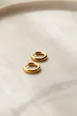 Aros de acero quirúrgico hipoalergénico con diseño de argolla gruesa y acabado brillante.