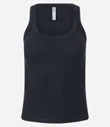 Musculosa básica de calce ajustado confeccionada en tejido rib acanalado. Presenta escote redondo y breteles medios, ofreciendo un diseño versátil y cómodo.