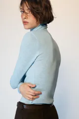 Jersey de punto celeste con cuello subido y manga larga, confeccionado con mezcla de lana.