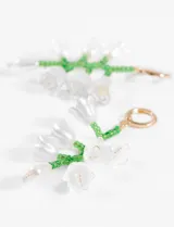 Aros colgantes con forma de ramillete de flores blancas con detalles en verde y perla. Cierre de gancho dorado.