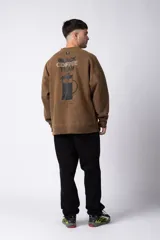 Buzo de cuello redondo en algodón rústico con efecto de lavado gastado, corte oversize y estampa frontal pequeña con texto.