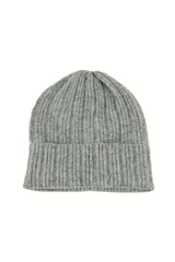 Gorro de lana tejido con diseño de trenzas verticales y borde acanalado con vuelta.