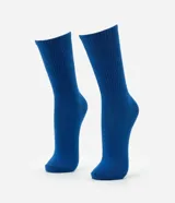 Par de medias de caña media color azul, confeccionadas en algodón acanalado.