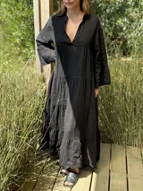 Vestido largo color verde oliva, de lino, con corte amplio, cuello mao, escote en V y mangas largas acampanadas.