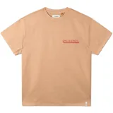 Remera de manga corta color naranja tostado, de corte holgado, con cuello redondo y estampa pequeña con la palabra 'Critical' en el pecho.