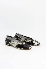 Mocasines de cuero metalizado en tono gris oscuro, con diseño de punta cuadrada y costura central en la capellada.