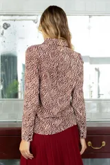 Camisa de gasa estampada color marrón y beige, marca Philosophy. Tiene cuello con solapa, abertura central con botones y mangas largas.