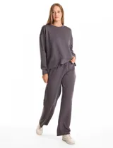 Pantalón jogger de corte recto, color blanco, con cintura elástica, cordón de ajuste y bolsillos laterales.