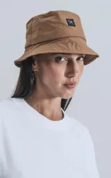 Remera de manga corta y cuello redondo, calce regular, confeccionada en algodón premium blanco.