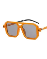 Lentes de sol unisex con montura cuadrada color naranja y cristales grises.