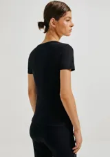 Camiseta celeste de manga corta con cuello en V.