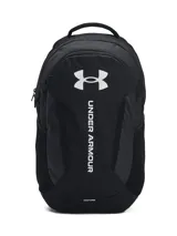 Mochila Under Armour Hustle 6.0 de color negro, con tecnología UA Storm resistente al agua, compartimento acolchado para portátil, bolsillos múltiples y el logo de la marca en blanco.