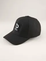 Gorra de béisbol de paño en color azul marino, con parche frontal bordado con el logo y nombre de la marca.