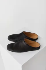 Zueco tipo mule de pelo natural en color camel, con diseño de punta cuadrada y plantilla de cuero.