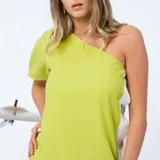 Vestido corto verde lima de corte recto, con un diseño asimétrico de un solo hombro y una manga corta abullonada en el otro brazo.
