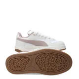 Championes urbanos Puma modelo Park Luna, con diseño de inspiración retro. Presentan una base de cuero sintético blanco con detalles en rosa viejo en el logo lateral y el interior. Cuentan con cordones gruesos y una suela de goma color caramelo.