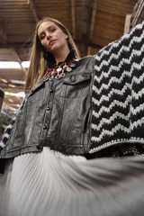 Falda midi plisada con elástico en la cintura y estampado abstracto en tonos grises.