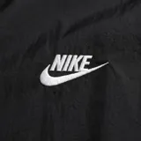 Campera rompevientos Nike Windrunner color negro, con capucha ajustable, cierre frontal completo y logo de la marca bordado en el pecho. Presenta diseño clásico con paneles en forma de V y puños elásticos.