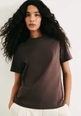 Camiseta de manga corta con cuello redondo, confeccionada en algodón de alta calidad con un corte clásico y versátil.