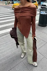 Remera color marrón con textura acanalada, corte asimétrico y hombros descubiertos.