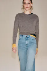 Jeans wide leg de tiro alto y diseño de cinco bolsillos, con efecto lavado, trabillas en la cintura y cierre frontal con cremallera y botón metálico.