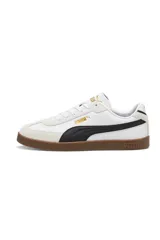 Championes deportivos Puma modelo Club II Era, de color blanco con detalles en negro, tapín de gamuza gris claro en la puntera y suela de goma marrón.