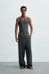 Musculosa de hombre confeccionada en tejido de punto acanalado mezcla de algodón y cáñamo. Presenta un corte regular fit, cuello redondo amplio y diseño sin mangas.