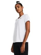 Remera deportiva Under Armour de cuello en V, confeccionada en tejido técnico de secado rápido, ultrasuave y ligero. Presenta un diseño liso con el logo de la marca estampado en el pecho.